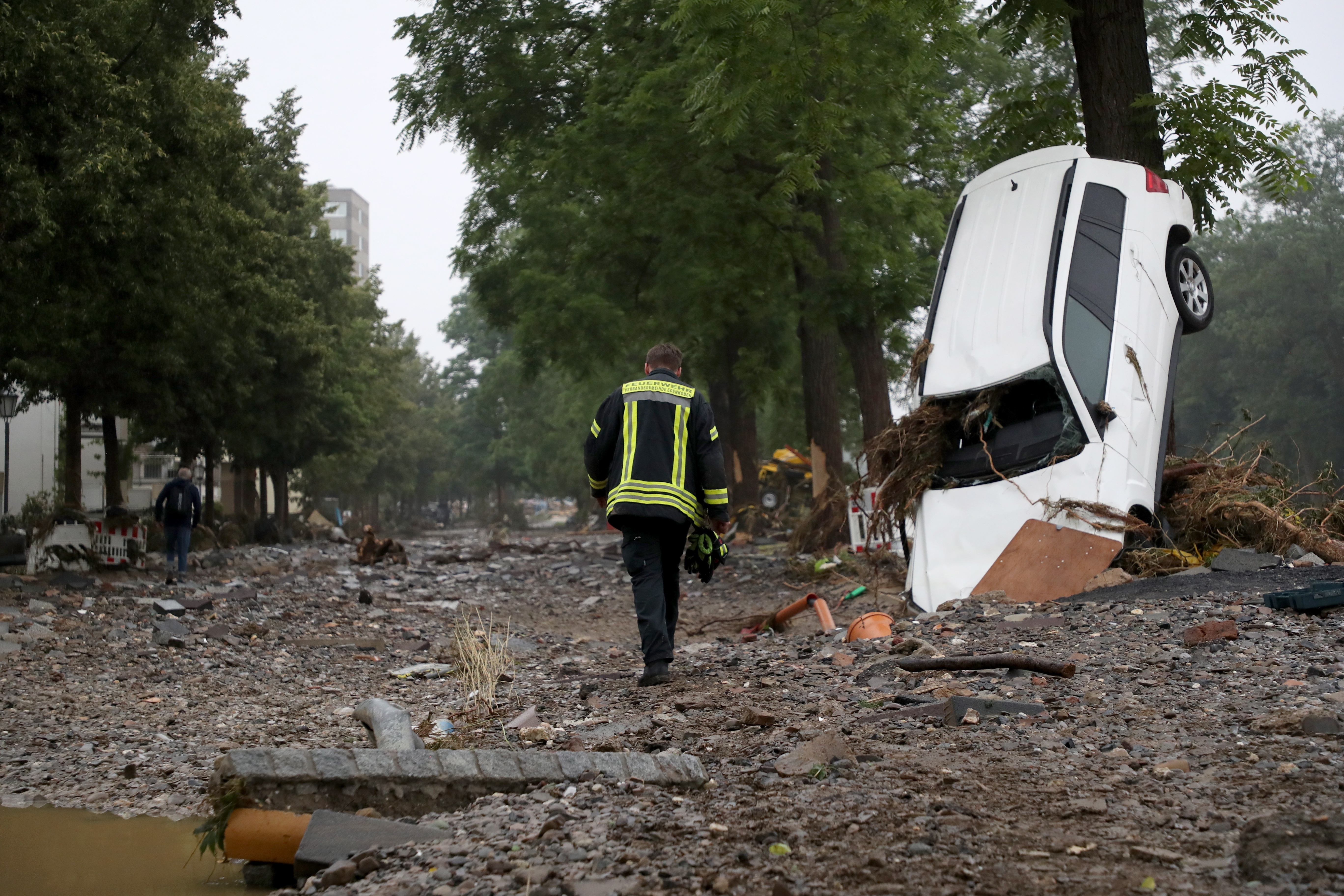 Gran parte de Western Alemania se vio afectada por lluvias intensas y continuas durante la noche hasta el 15 de julio, lo que provocó inundaciones repentinas que destruyeron edificios y arrastraron automóviles. (Foto Prensa Libre: EFE)