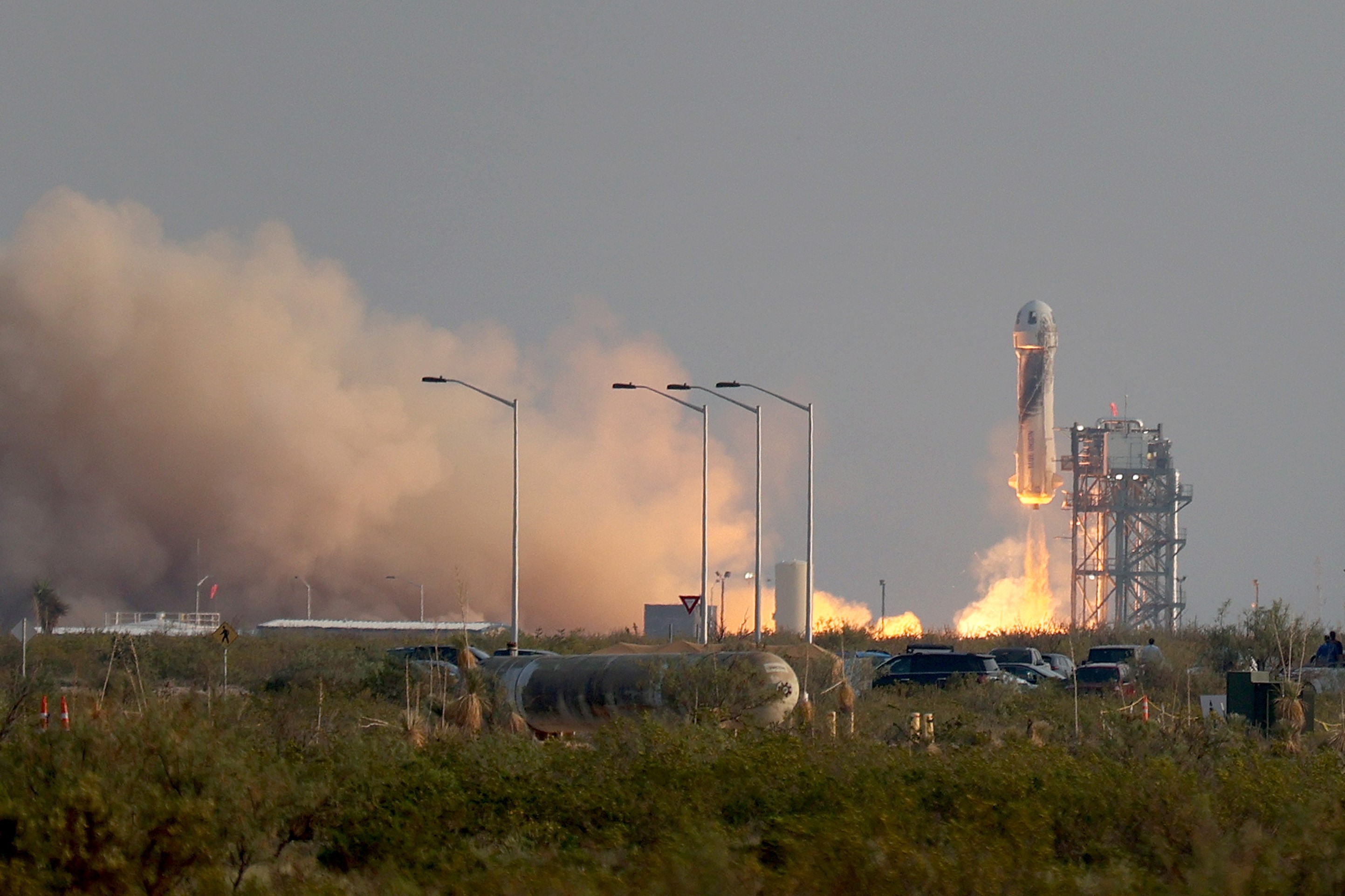 El cohete New Shepard Blue Origin despega de la plataforma de lanzamiento con Jeff Bezos junto con su hermano Mark Bezos, Oliver Daemen de 18 años y Wally Funk de 82 años. (Foto Prensa Libre: AFP)