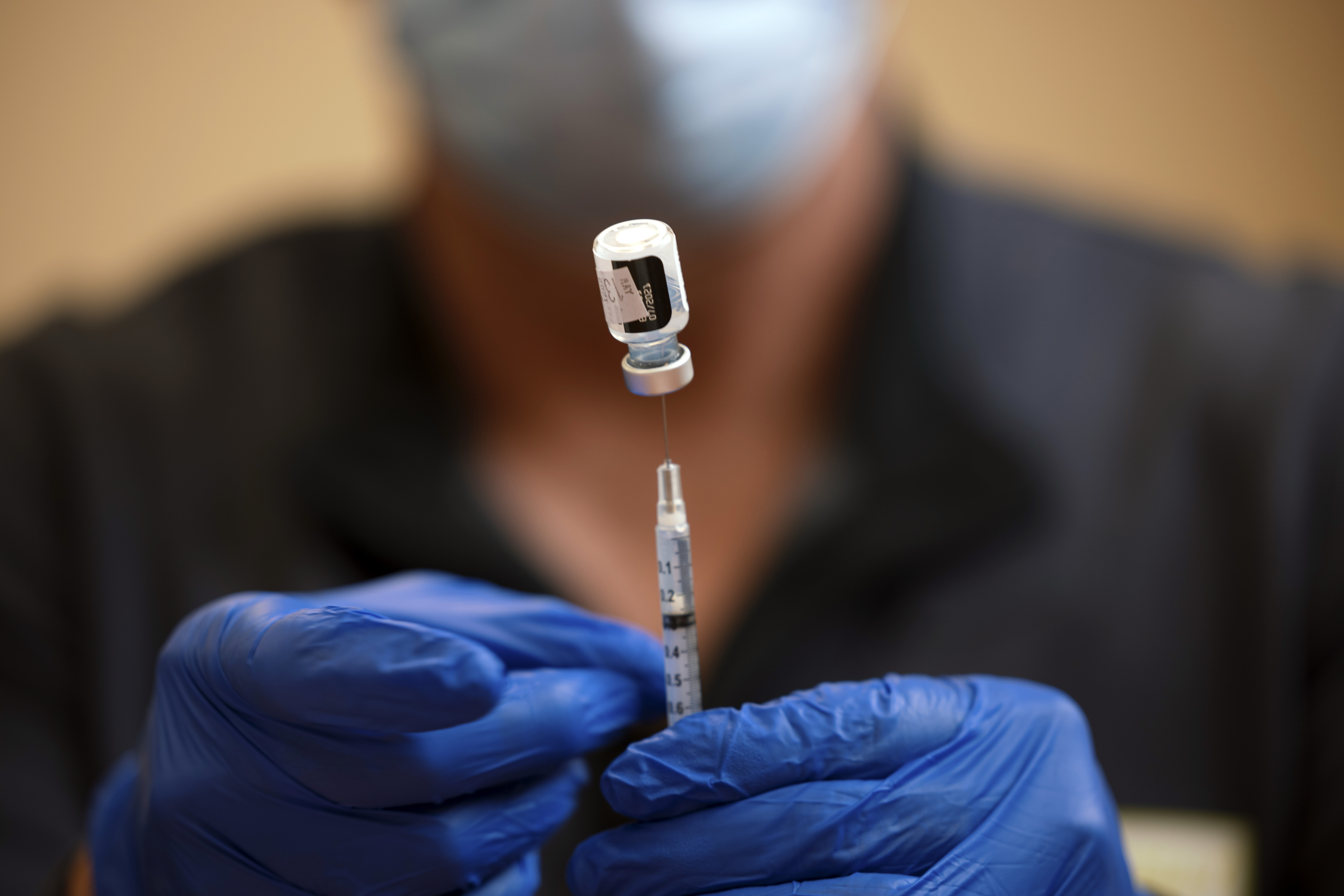 Un farmacéutico prepara una dosis de la vacuna contra el COVID-19 de Pfizer en una clínica de Nashville, el 13 de mayo de 2021. (Brett Carlsen/The New York Times)