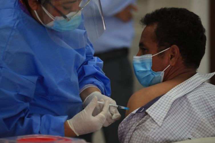 Guatemala avanza en el proceso de vacunación contra el covid-19. (Foto Prensa Libre: Carlos Hernández)

