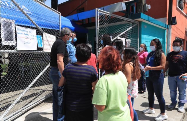 Guatemaltecos acuden a centros de vacunación para inmunizarse contra el covid-19. (Foto Prensa Libre: Hemeroteca PL) 
