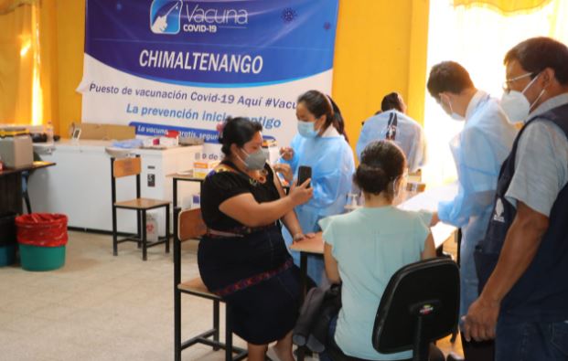 Personas se vacunan contra el covid-19 en Chimaltenango. (Foto Prensa Libre: Víctor Chamalé)