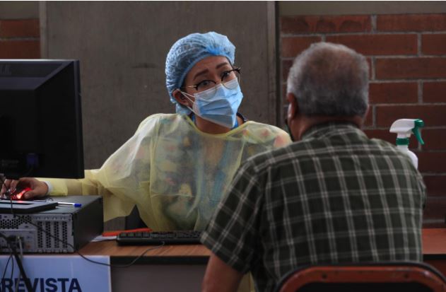 Ministerio de Salud publica adenda para ampliar el Plan de Vacunación contra el covid-19. (Foto Prensa Libre: Elmer Vargas)