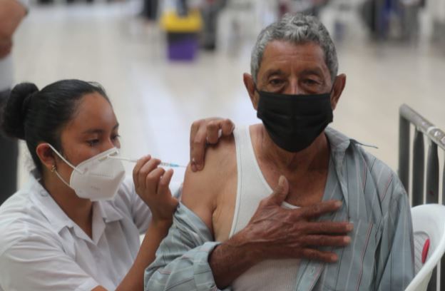 Guatemala continúa con la vacunación contra el covid-19 en medio del incremento de contagios. (Foto Prensa Libre: Erick Ávila)
