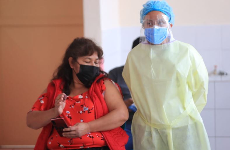 Guatemala avanza en el proceso de vacunación contra el covid-19; mientras casos siguen en incremento. (Foto Prensa Libre: Byron García) 