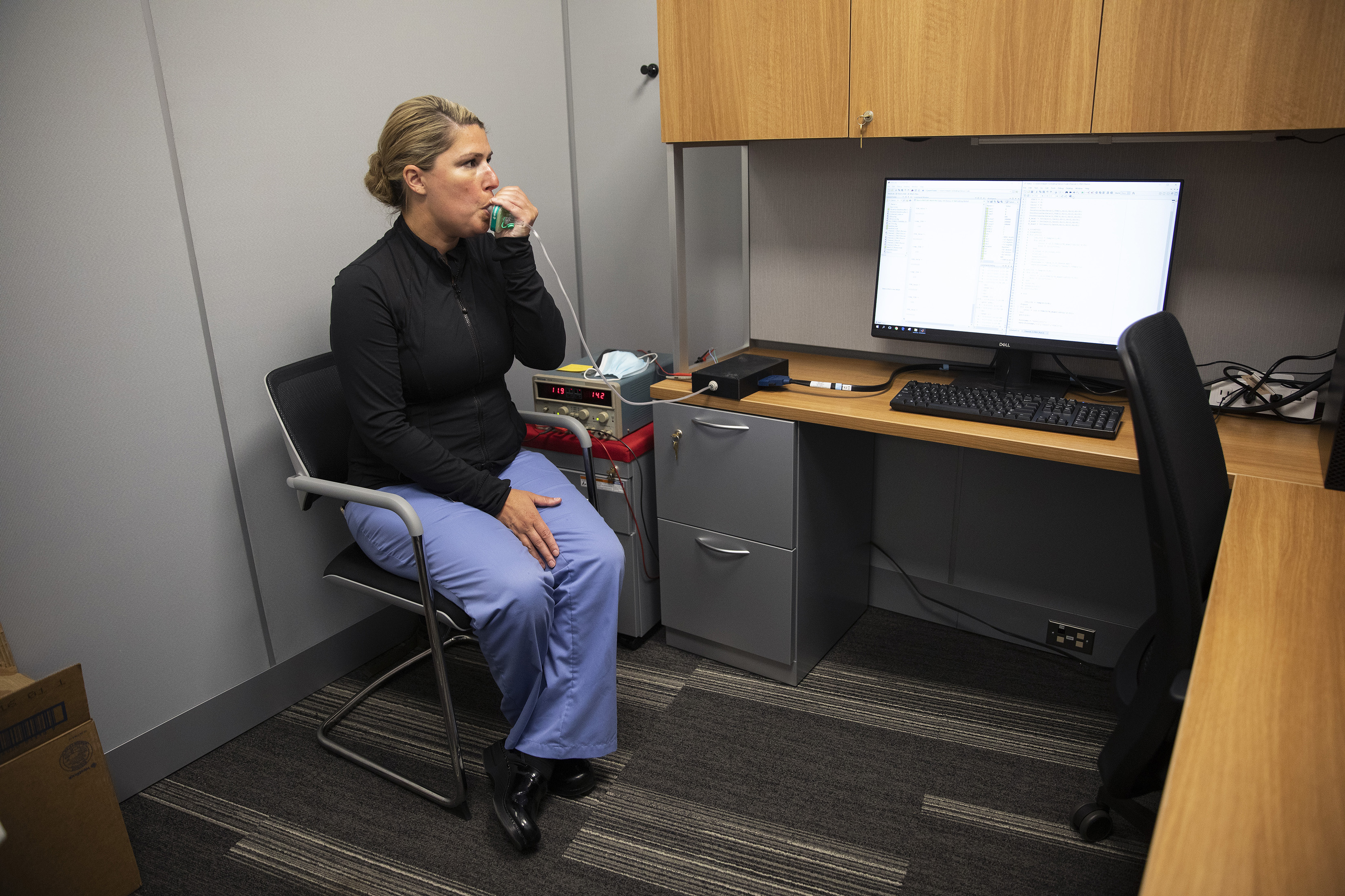 Emily Robart, coordinadora de investigación clínica en la Universidad de Ohio, muestra el funcionamiento de la prueba de aliento del COVID-19 que actualmente está siendo evaluada por la Administración de Medicamentos y Alimentos de Estados Unidos (FDA, por su sigla en inglés), en Columbus, Ohio, el 2 de julio de 2021. (Foto Prensa Libre: Maddie McGarvey/The New York Times)