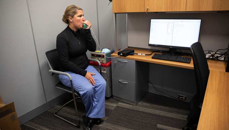 Emily Robart, coordinadora de investigación clínica en la Universidad de Ohio, muestra el funcionamiento de la prueba de aliento del COVID-19 que actualmente está siendo evaluada por la Administración de Medicamentos y Alimentos de Estados Unidos (FDA, por su sigla en inglés), en Columbus, Ohio, el 2 de julio de 2021. (Foto Prensa Libre: Maddie McGarvey/The New York Times)
