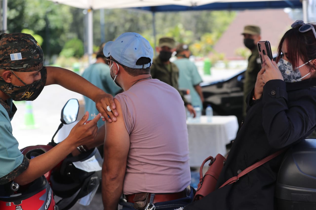 Guatemaltecos acuden a puestos de vacunación en distintos puntos del país para protegerse del coronavirus. (Foto Prensa Libre: Érick Ávila)