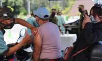 Guatemaltecos acuden a puestos de vacunación en distintos puntos del país para protegerse del coronavirus. (Foto Prensa Libre: Érick Ávila)
