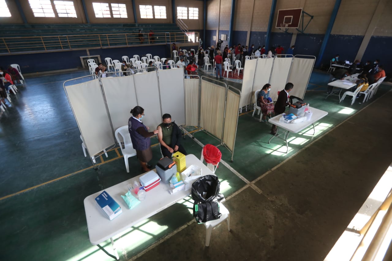 Los guatemaltecos, ya habilitados y registrados en la plataforma del Plan Nacional de Vacunación, acuden a puestos ubicados en todo el país para protegerse del coronavirus. (Foto Prensa Libre: Érick Ávila)