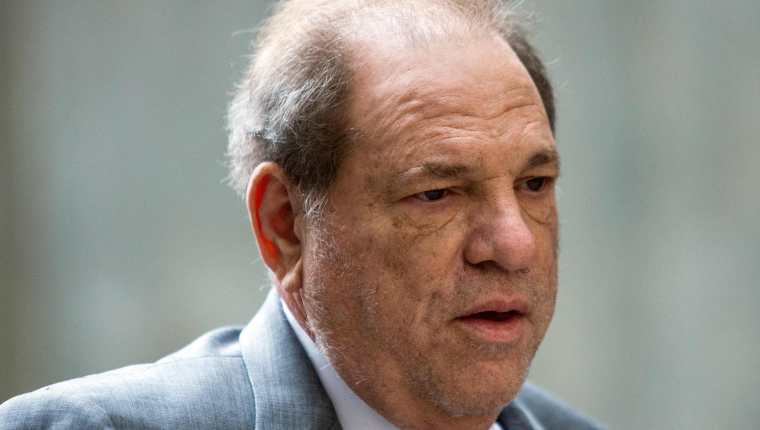 Transfieren a Harvey Weinstein a Los Ángeles para un nuevo juicio. (Foto Prensa Libre: AFP)