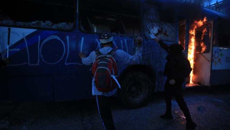 Un autobús fue incendiado en medio de la protesta el 28 de noviembre del 2020. (Foto Prensa Libre: Hemeroteca PL)