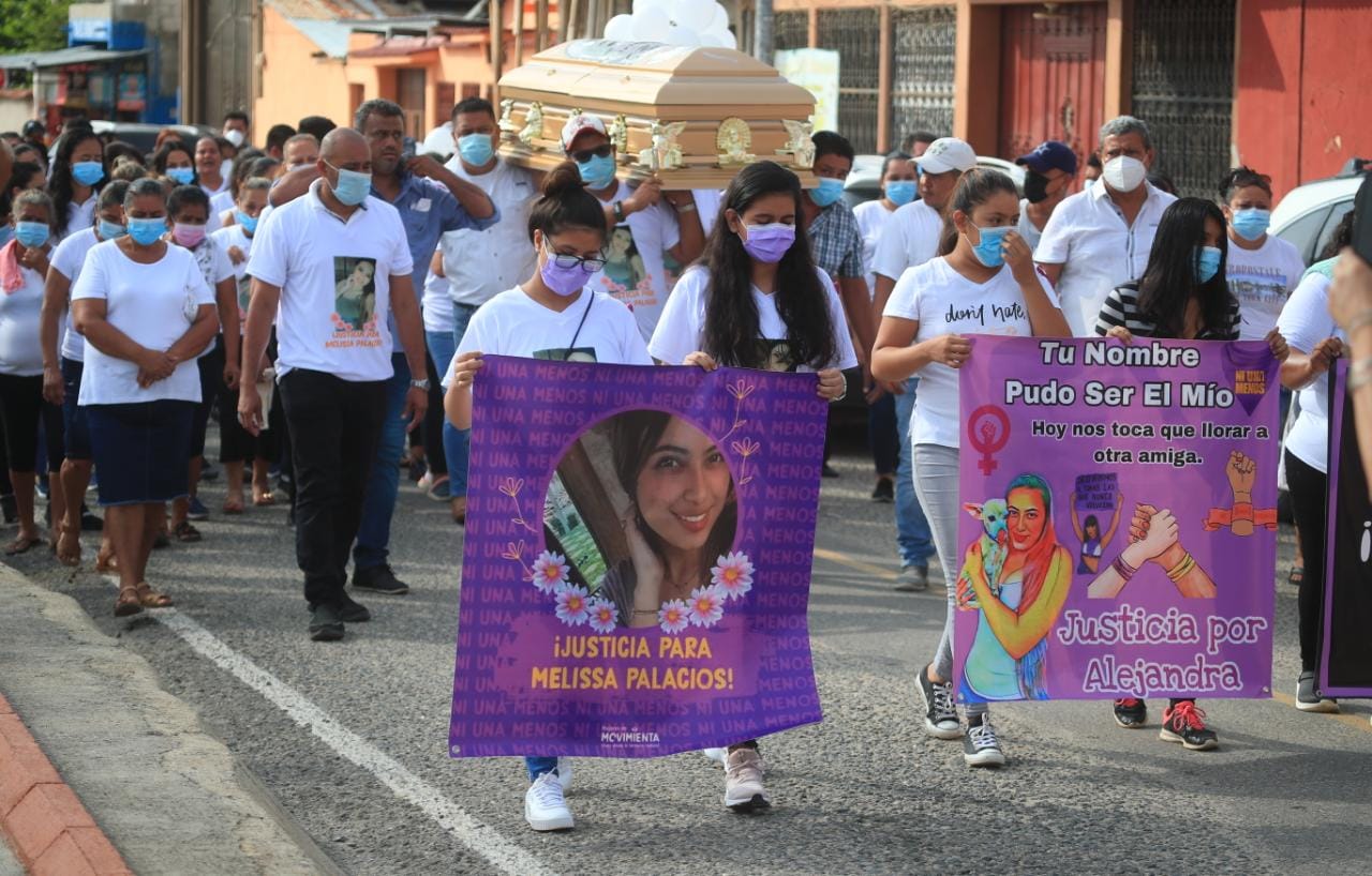 La emotiva despedida de Melissa Palacios presenció a personas utilizando camisas con mensajes, varias mantas y cientos de globos blancos. (Foto Prensa Libre: Carlos Hernández)