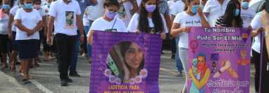 La emotiva despedida de Melissa Palacios presenció a personas utilizando camisas con mensajes, varias mantas y cientos de globos blancos. (Foto Prensa Libre: Carlos Hernández)