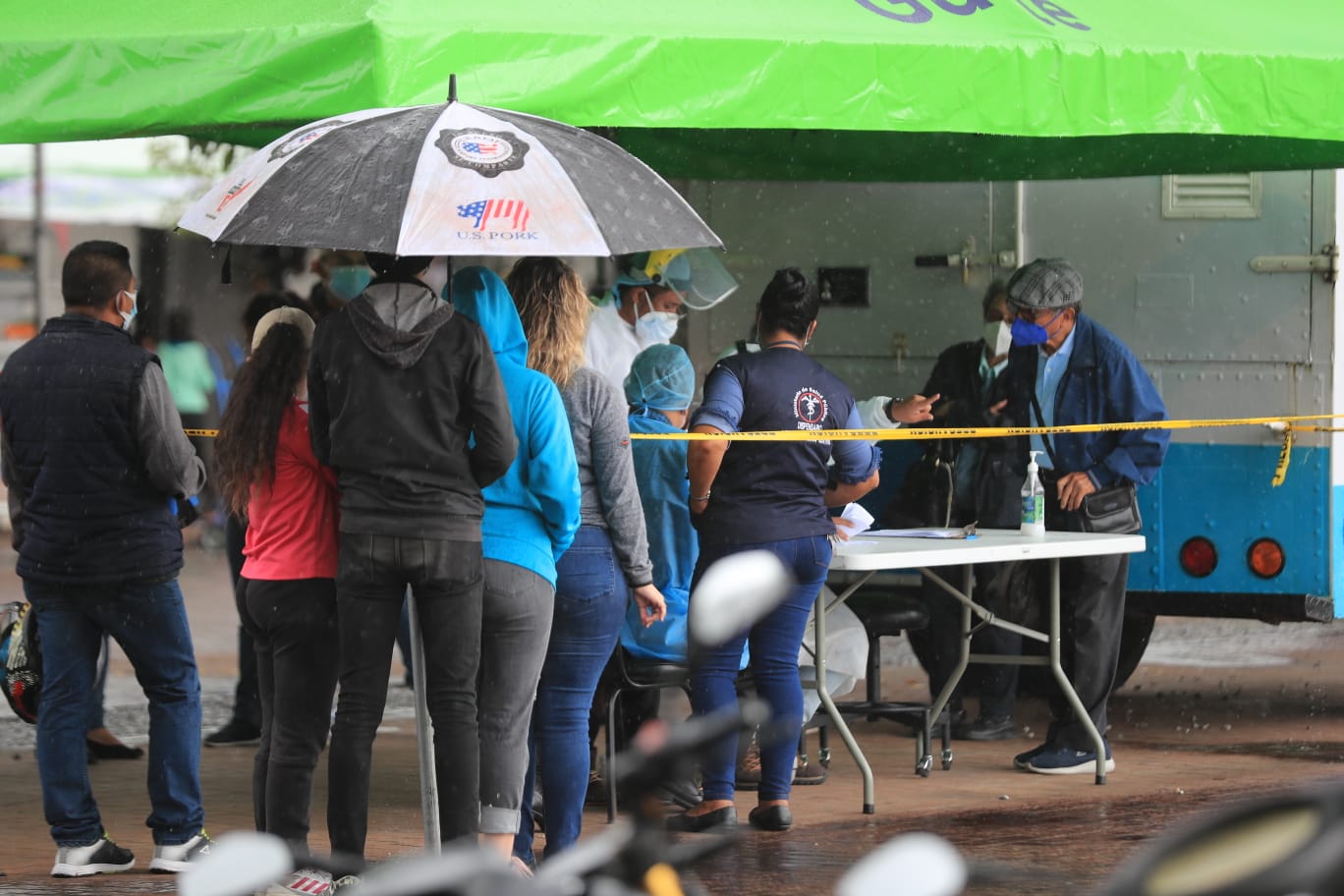 De 9 mil 977 pruebas realizadas en territorio guatemalteco, 2 mil 904 personas dieron positivo por covid-19.  (Foto Prensa Libre: Byron García)