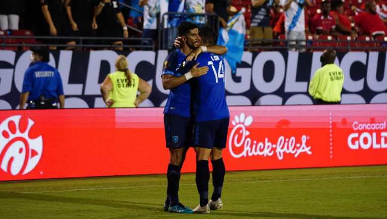 El autor del gol, Gerardo Gordillo el empate ante Trinidad y Tobago abrazado a Darwin Lom (14). (Foto Prensa Libre: Fedefut)