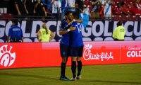 El autor del gol, Gerardo Gordillo el empate ante Trinidad y Tobago abrazado a Darwin Lom (14). (Foto Prensa Libre: Fedefut)