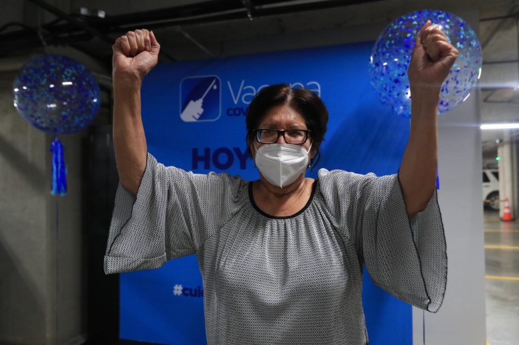 María Eugenia de Velarde, de 73 años, muestra su alegría previo a retirarse del puesto de vacunación habilitado en el Centro Comercial Oakland Mall, ella fue la primera persona inoculada en el lugar. (Foto Prensa Libre: Érick Ávila)