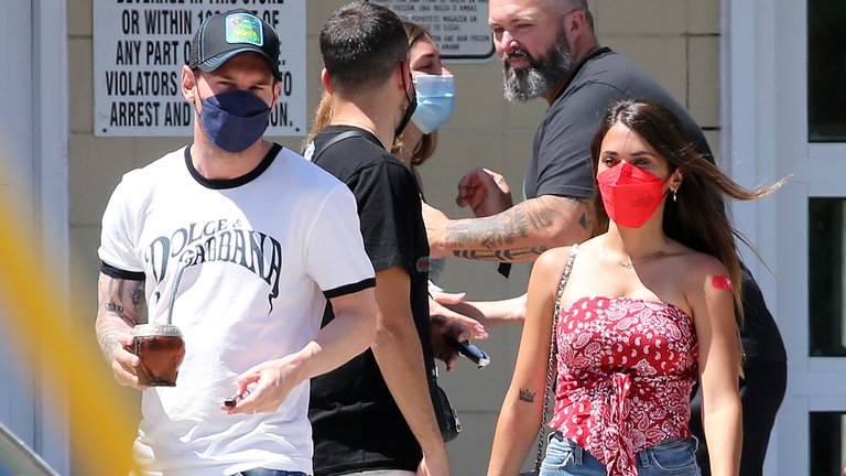 Messi y su esposa Antonela acuden a un centro de vacunación contra el covid-19 en Miami