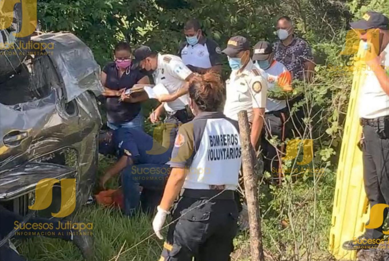 Vehículo en el que se accidentó el alcalde de Quesada, Jutiapa, Carlos Alberto Martínez Castellanos. (Foto Prensa Libre: Sucesos Jutiapa)