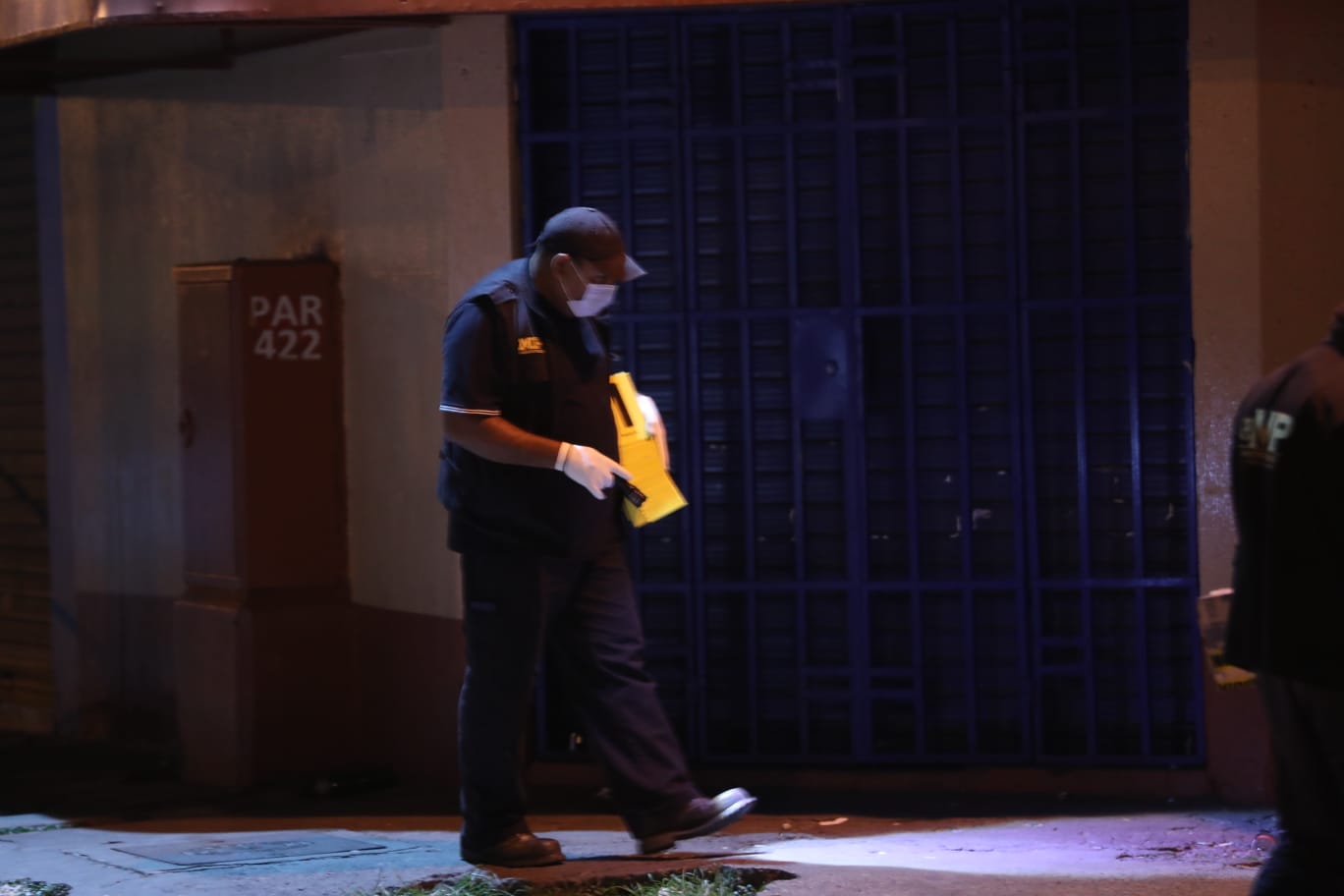 MP y PNC investigan crimen ocurrido en una discoteca de la zona 6 la noche del viernes 9 de julio. (Foto Prensa Libre: María José Bonilla) 