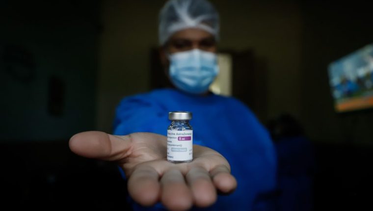 ASUNCIÓN (PARAGUAY) 10/04/2021.- Personal médico del Ministerio de Salud muestra el frasco AstraZeneca este sábado para iniciar la vacunación contra el Covid a adultos mayores. El ministro de Salud, Julio Borba, realizó este sábado el inicio de la aplicación de la vacuna AstraZenca contra el Covid a ancianos mayores de 80 años en el Hogar de Ancianos ´´Santo Domingo´´ de Asunción, arrancando así la inmunización de esa franja de la población al Coronavirus, que de momento se limitaba al personal de blanco del país sudamericano. EFE/Nathalia Aguilar