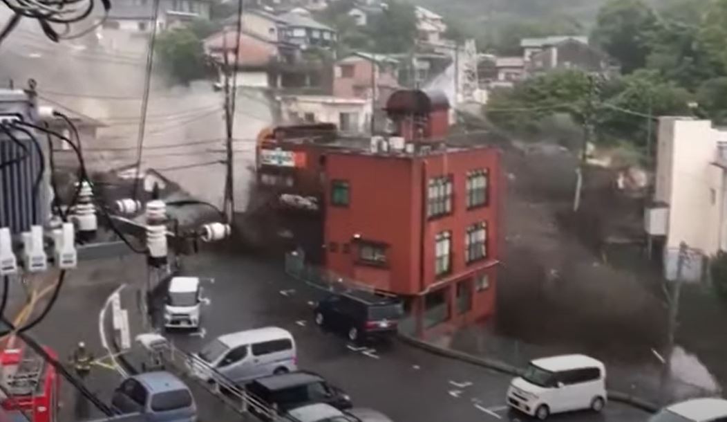 Usuarios de las redes sociales documentaron la tragedia de Atami. (Foto Prensa Libre: Forces Of Nature / YouTube)