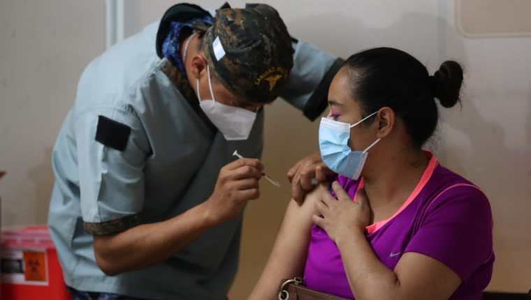 El proceso de vacunación avanza lento en Guatemala. (Foto Prensa Libre: Érick Ávila)