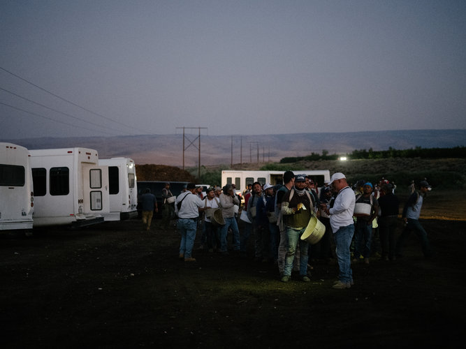  En partes de EU las temperaturas subieron casi 17 grados arriba del promedio en junio. Trabajadores en Washington. (Grant Hindsley para The New York Times) 