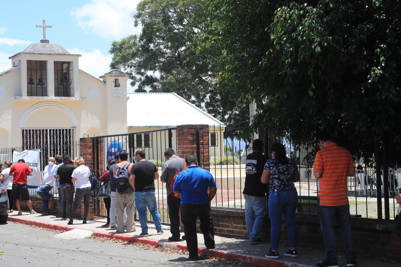 Personas mayores de 40 años buscan vacunarse en Lavarreda, zona 18 capitalina. (Foto Prensa Libre: Élmer Vargas)