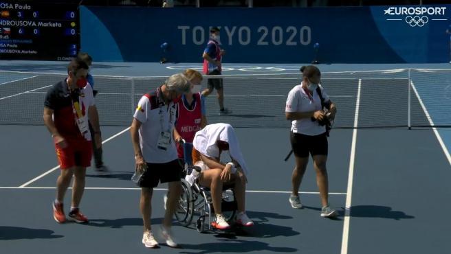 La tenista española Paula Badosa abandonó el silla de ruedas el juego de este miércoles 28 de julio debido a un "golpe de calor". Foto Prensa Libre: EFE.