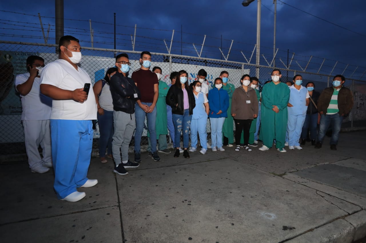 Personal médico y de enfermería del Hospital Temporal del Parque de la Industria denuncian despidos masivos y temen por la seguridad de los pacientes. (Foto Prensa Libre: Byron García)
