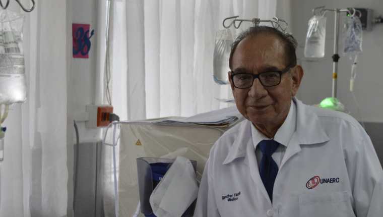 Carlos Joaquín Bethancourt es de los primeros nefrólogos en el país y fundador de Unaerc, institución  que atiende a pacientes de escasos recursos.   (Foto Prensa Libre: Unaerc)