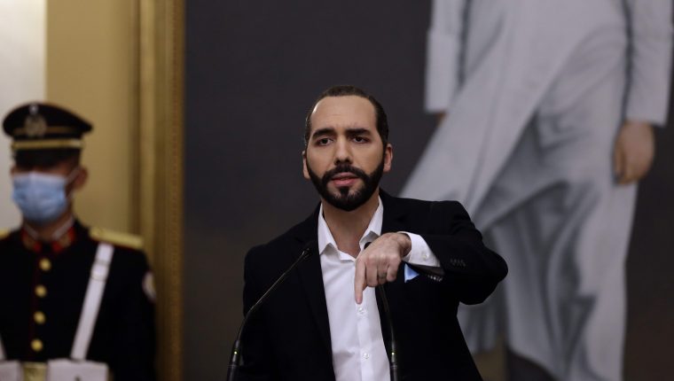 Presidente de El Salvador, Nayib Bukele durante una conferencia de prensa  en 2020. (Foto Prensa Libre: AFP)