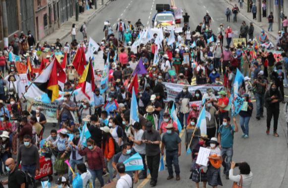 Caminata de personas que protestan contra la fiscal Consuelo Porras y el presidente Alejandro Giammattei, en la capital de Guatemala. (Foto Prensa Libre: Érick Ávila)
