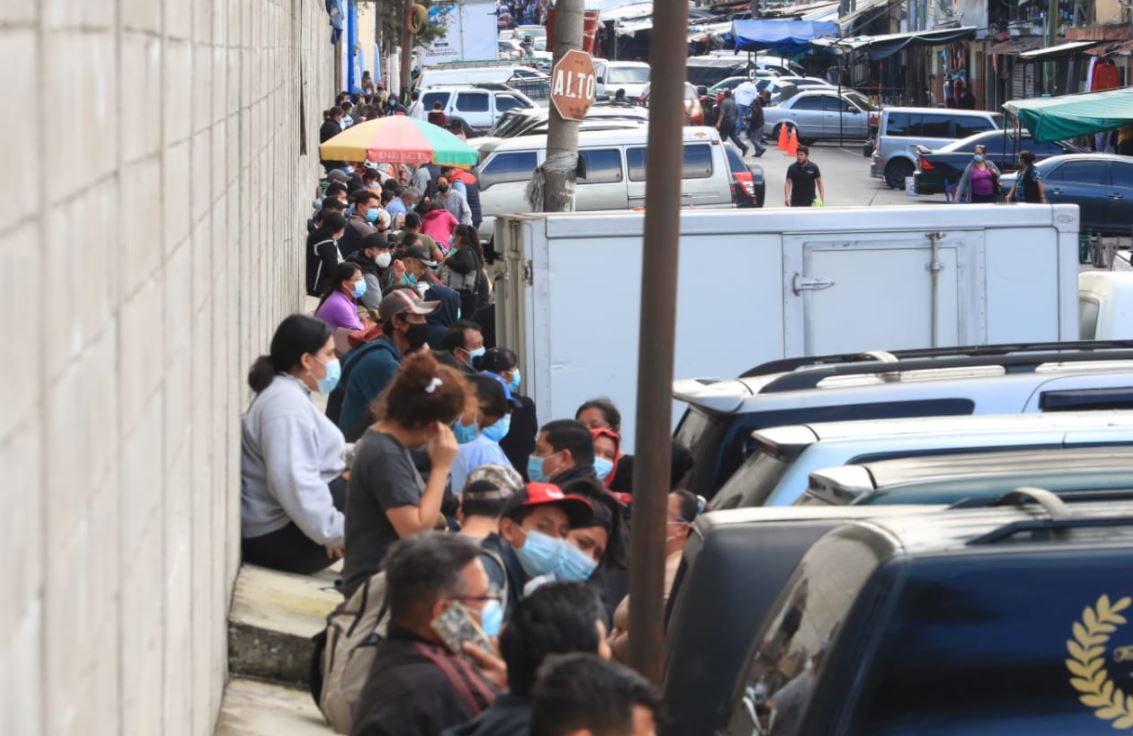 Cientos de guatemaltecos hacen fila para hacerse una prueba de covid-19 en el Centro Móvil de El Guarda, en la capital. (Foto Prensa Libre: Carlos Hernández Ovalle)