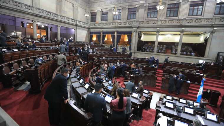 Mientras se discutía la aprobación de una ley que permitiría la entrada de más vacunas, diputados fueron grabados aparentemente ingiriendo bebidas alcohólicas. (Foto Prensa Libre: Hemeroteca PL)