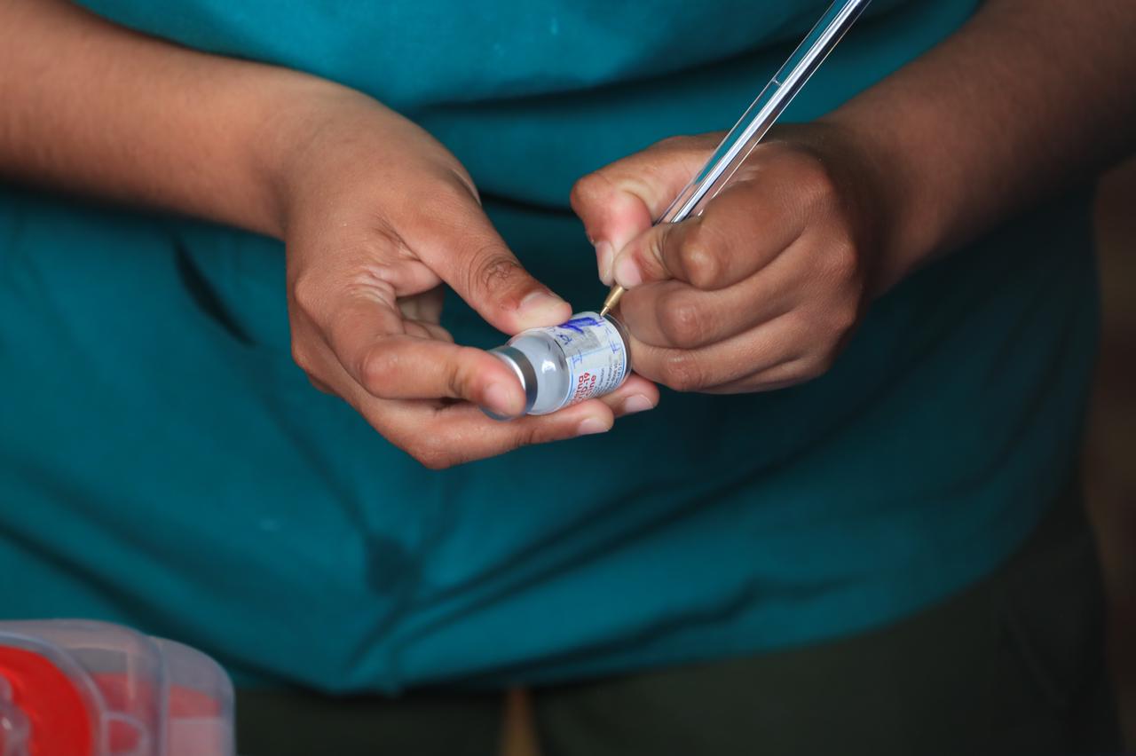 Miles de guatemaltecos buscan ser vacunados contra el coronavirus. (Foto Prensa Libre: Élmer Vargas)