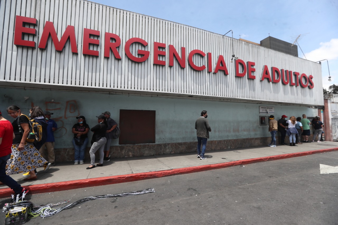 Director del San Juan de Dios dice que ya no pueden recibir más pacientes por falta de espacio y de persona. (Foto Prensa Libre: Érick Ávila)