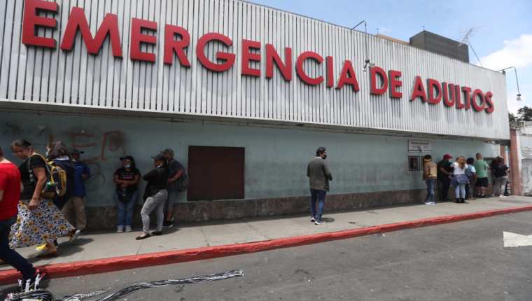 Director del San Juan de Dios dice que ya no pueden recibir más pacientes por falta de espacio y de persona. (Foto Prensa Libre: Érick Ávila)