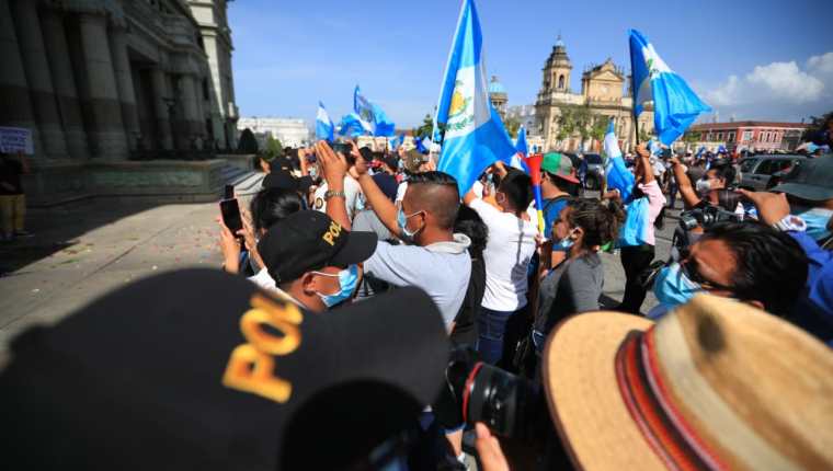 La AEU instó a los guatemaltecos a seguirse manifestando contra el Gobierno. (Foto Prensa Libre: Carlos Hernández)
