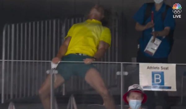 Dean Boxall, entrenador de la nadadora australiana, Arianne Titmus, se ha vuelto tendencia en redes sociales por su peculiar celebración después que su pupila ganó una medalla de oro. Foto Prensa Libre: Captura de pantalla.