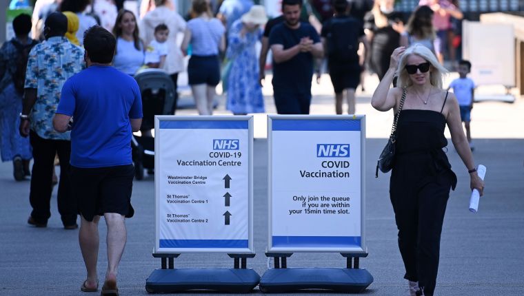London (United Kingdom), 14/06/2021.- People enter and exit St.Thomas's hospital in London, Britain, 14 June 2021. British Prime Minister Boris Johnson is set to announce a delay to lockdown easing regulations 14 June. The UK government is to delay for a further four weeks to full reopening due to a significant rise in Delta variant Covid-19 cases across England. (Abierto, Reino Unido, Londres) EFE/EPA/ANDY RAIN