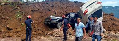 Varios vehículos quedaron soterrados luego de un derrumbe en una carretera en Tajumulco, San Marcos. (Foto Prensa Libre: Bomberos Municipales Departamentales)