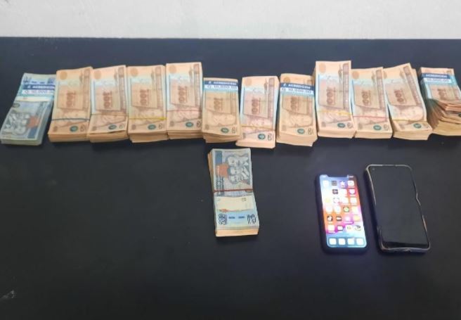 Q128 mil fueron decomisados en la guantera de un vehículo en Tejutla, San Marcos y sus dos ocupantes fueron detenidos. (Foto Prensa Libre: PNC)