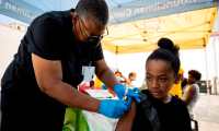 Crenshaw (United States), 16/07/2021.- Future, 12 year-old, gets vaccinated against Covid-19 at a mobile COVID-19 vaccine clinic organized by Mothers In Action in Crenshaw, South of Los Angeles, California, USA, 16 July 2021. Starting Saturday night, Los Angeles County will require the return to wearing mask indoor amid alarming surge in the number of coronavirus cases linked to the Delta variant. The past week Los Angeles has seen an average of about a thousand new cases a day, and yesterday a spike to more than 1500 new cases, as well as an increase in hospitalizations. (Estados Unidos) EFE/EPA/ETIENNE LAURENT