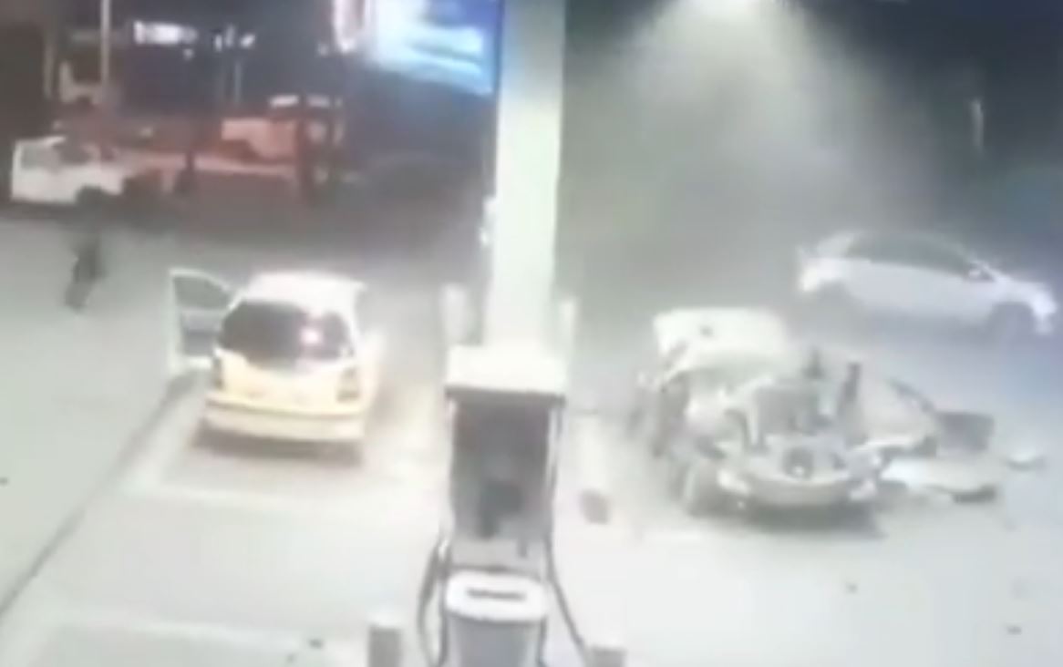 Un vehículo explotó en una gasolinera de Colombia. (Foto Prensa Libre: Twitter)