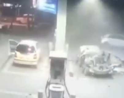 El impactante video del momento que explota un carro en una gasolinera