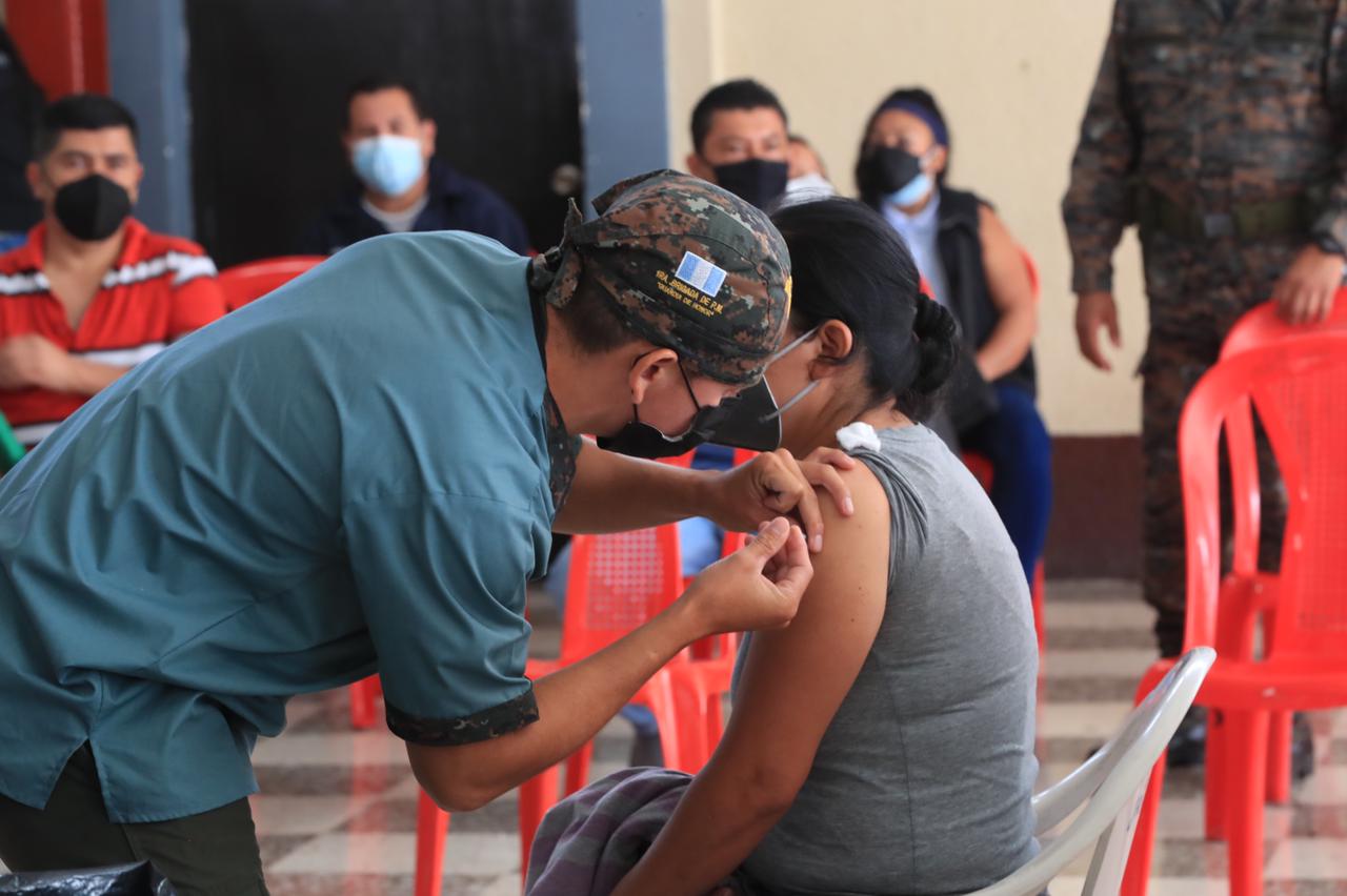 En el puesto de vacunación habilitado en la Guardia de Honor se atenderá durante el fin de semana. (Foto Prensa Libre: Élmer Vargas)