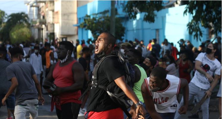 Cubanos gritan consignas contra el gobierno de Cuba durante una protesta en La Habana, el domingo 11 de julio del 2021. 